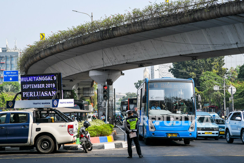 Petugas kepolisian mengatur lalulintas saat hari pertama penindakan sistem ganjil-genap di kawasan Matraman, Jakarta, Senin (9/9/2019).