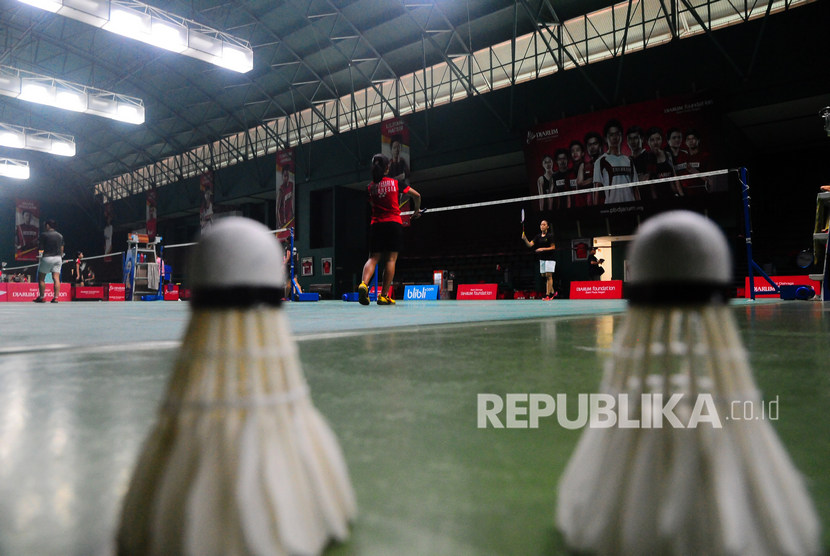 Sejumlah pebulu tangkis hasil Audisi Umum Djarum Beasiswa Bulutangkis mengikuti latihan di GOR Djarum, Jati, Kudus, Jawa Tengah, Senin (9/9/2019). 