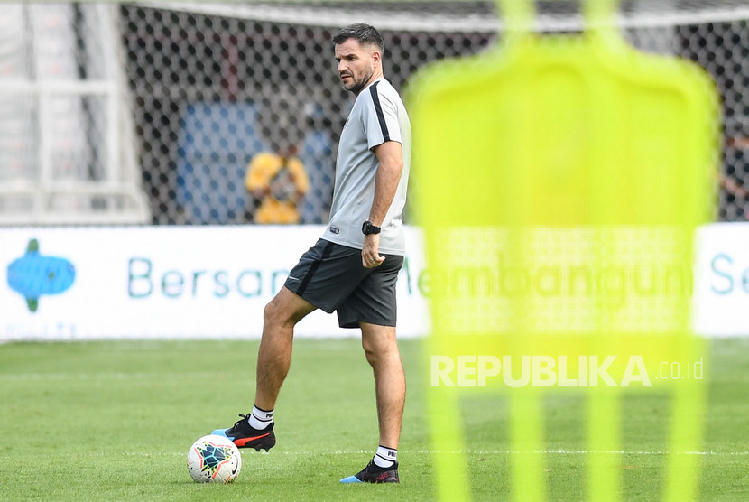 Pelatih Timnas Indonesia Simon McMenemy menyaksikan pemain Timnas Indonesia mengikuti sesi latihan resmi di Stadion Utama Gelora Bung Karno, Senayan, Jakarta, Senin (9/9/2019).