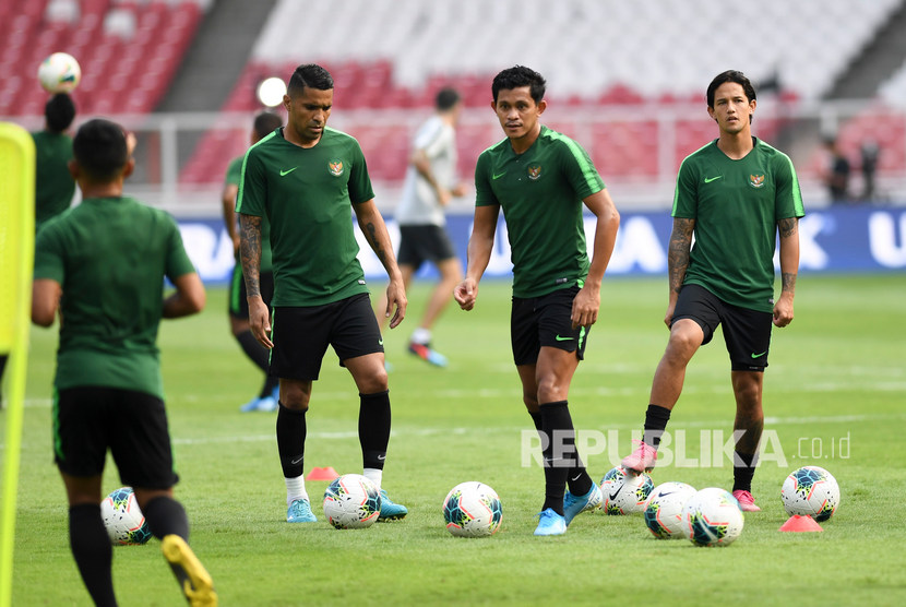Pemain Timnas Indonesia Irfan Bachdim (kanan), Rizky Pellu (tengah) dan Alberto Goncalves (kiri) mengikuti sesi latihan resmi di Stadion Utama Gelora Bung Karno, Senayan, Jakarta, Senin (9/9/2019).