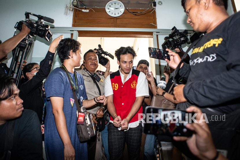 Aktor Jefri Nichol (tengah) bersiap menjalani sidang perdana kasus penyalahgunaan narkoba dengan agenda pembacaan dakwaan di PN Jakarta Selatan, Jakarta, Senin (9/9/2019).
