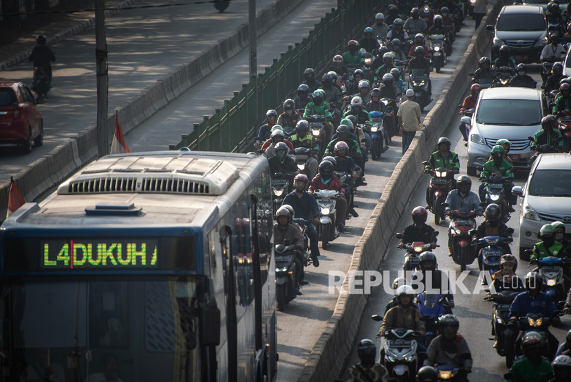 Kendaraan melintas di jalur bus transjakarta, kawasan Pasar Rumput, Jakarta, Selasa (10/9/2019).