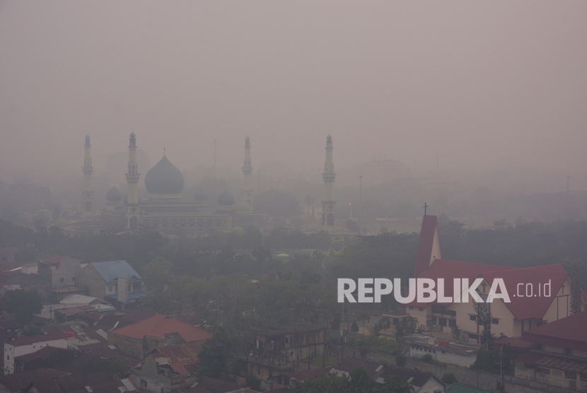 Masjid Raya An-Nur tampak samar-samar ketika kabut asap kebakaran hutan dan lahan (Karhutla) menyelimuti Kota Pekanbaru, Riau, Selasa (10/9/2019).