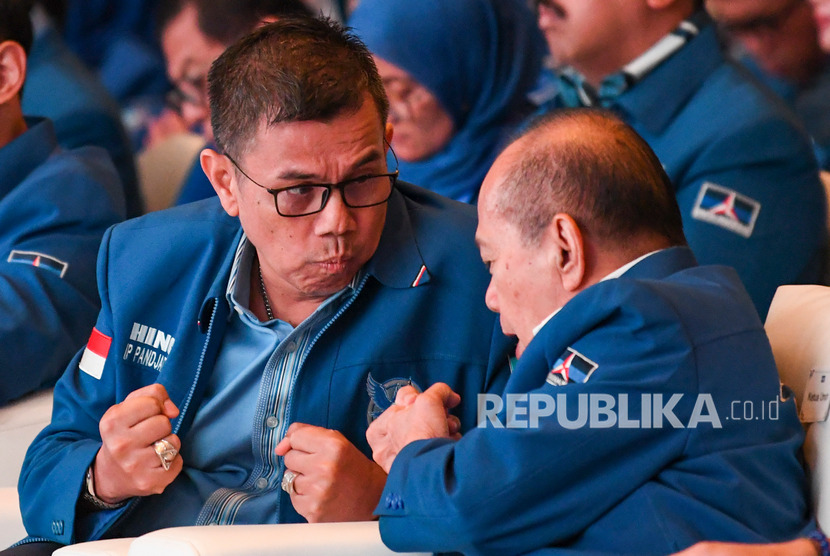 Sekretaris Jenderal Partai Demokrat Hinca Panjaitan (kiri) berbincang dengan Wakil Ketua Umum Syarief Hasan (kanan) saat menghadiri pembekalan Anggota Legislatif Partai Demokrat di Jakarta Convention Center (JCC) Senayan, Jakarta, Selasa (10/9/2019). 