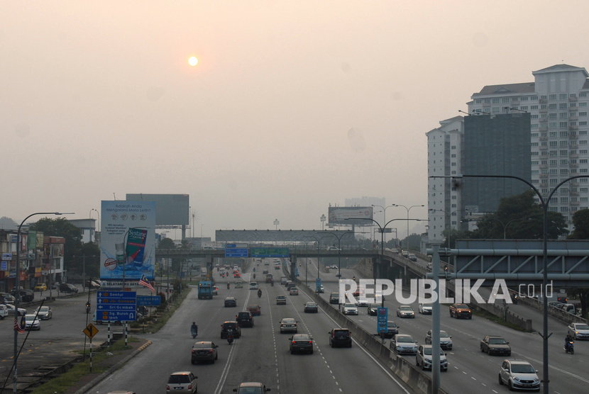 Suasana kawasan Gombak yang diselimuti kabut asap kebakaran hutan dan lahan di pinggiran ibu kota Kuala Lumpur, Malaysia, Selasa (10/9/2019). 