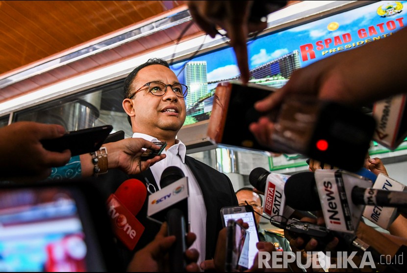 Gubernur DKI Jakarta Anies Baswedan (kiri) menjawab pertanyaan wartawan usai menjenguk Presiden ketiga RI BJ Habibie di Rumah Sakit Pusat Angkatan Darat (RSPAD), Jakarta, Selasa (10/9/2019).