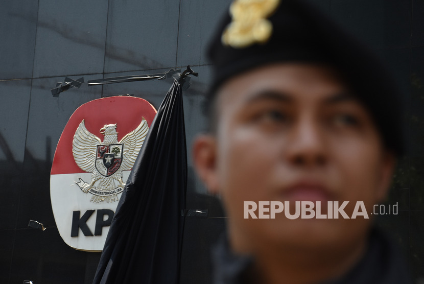 Selembar kain hitam yang menutupi logo KPK tersibak saat berlangsungnya aksi dukungan untuk komisi anti rasywah itu di Gedung Merah Putih KPK, Jakarta, Selasa (10/9/2019).