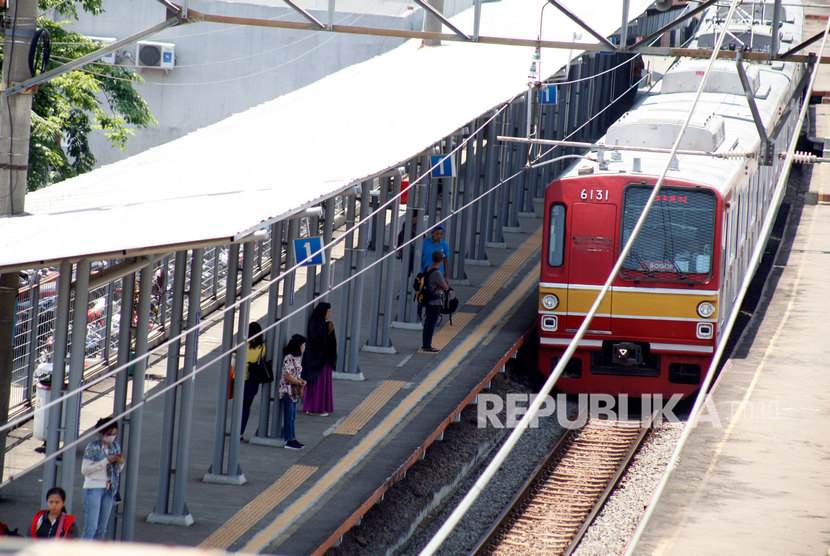 KRL Commuter Line berhenti menaikan dan menurunkan penumpang di Stasiun Cilebut, Kabupaten Bogor, Jawa Barat, Selasa (10/9/2019).