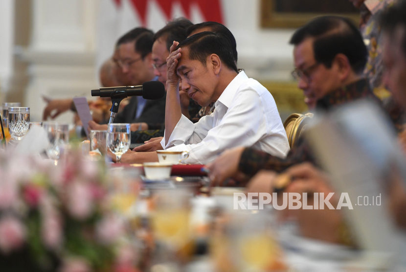 Presiden Joko Widodo (tengah) memimpin rapat kabinet terbatas (Ratas) di Istana Merdeka, Jakarta, Selasa (10/9/2019).