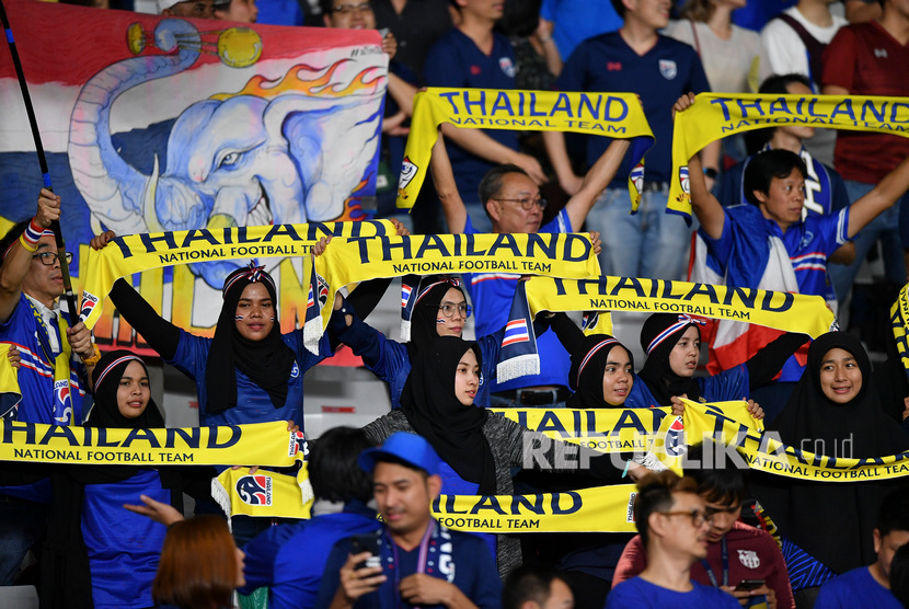 Sejumlah suporter timnas Thailand/ilustrasi. Timnas Thailand U-23 akan menghadapi Indonesia pada semifinal Piala AFF U-23, Kamis (24/8/2023) malam WIB.