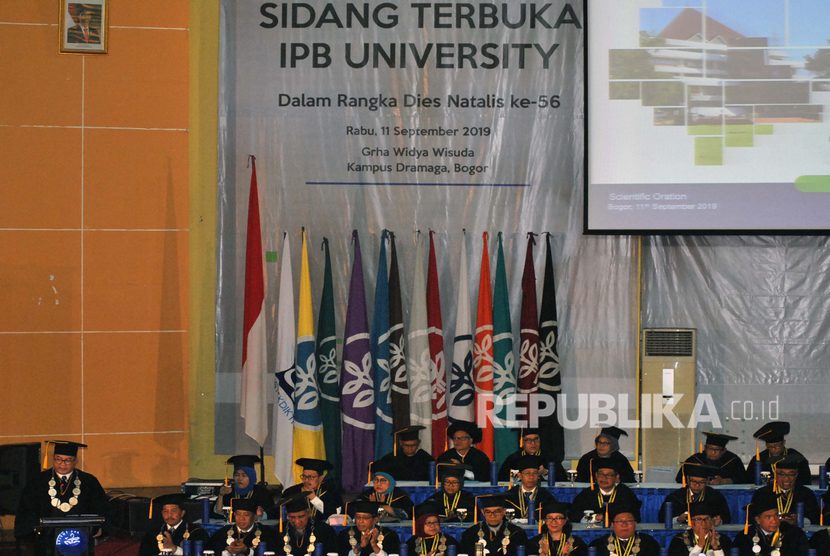 Rektor IPB Arif Satria (kiri) menyampaikan sambutan saat Sidang Terbuka Dies Natalis ke-56 IPB, Gedung Grha Widya Wisuda, Kampus Dramaga, Kabupaten Bogor, Jawa Barat, Rabu (11/9/2019). 