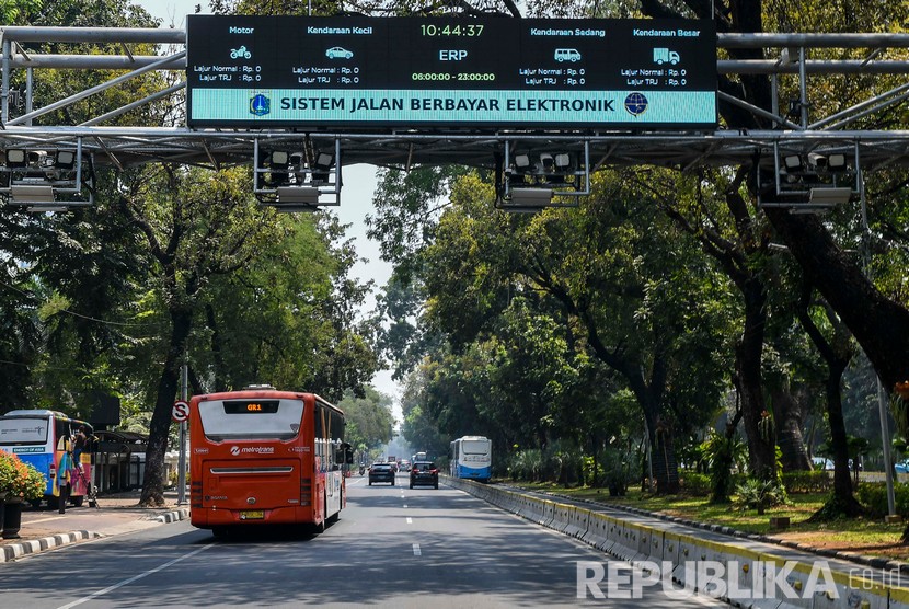 Kendaraan melintas di bawah ERP di Jalan Medan Merdeka Barat, Jakarta, Rabu (11/9/2019).