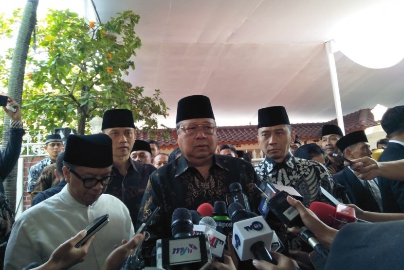 Presiden RI ke-6 Susilo Bambang Yudhoyono melayat ke rumah duka BJ Habibie, Kuningan, Jakarta, Kamis (12/9).