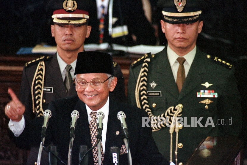 FOTO DOKUMENTASI. Presiden B.J.Habibie mengacungkan telunjuknya sambil berguyon pada pidatonya tentang RAPBN, di hadapan para anggota MPR/DPR, di Jakarta, Senin (4/1/1999).