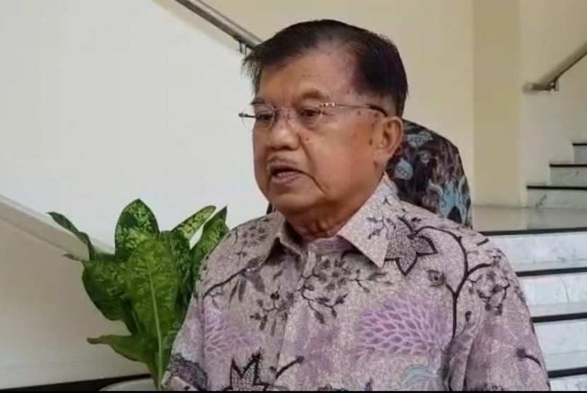 Wakil Presiden Jusuf Kalla saat diwawancarai wartawan di Kantor Wakil Presiden, Jakarta, Kamis (12/9).