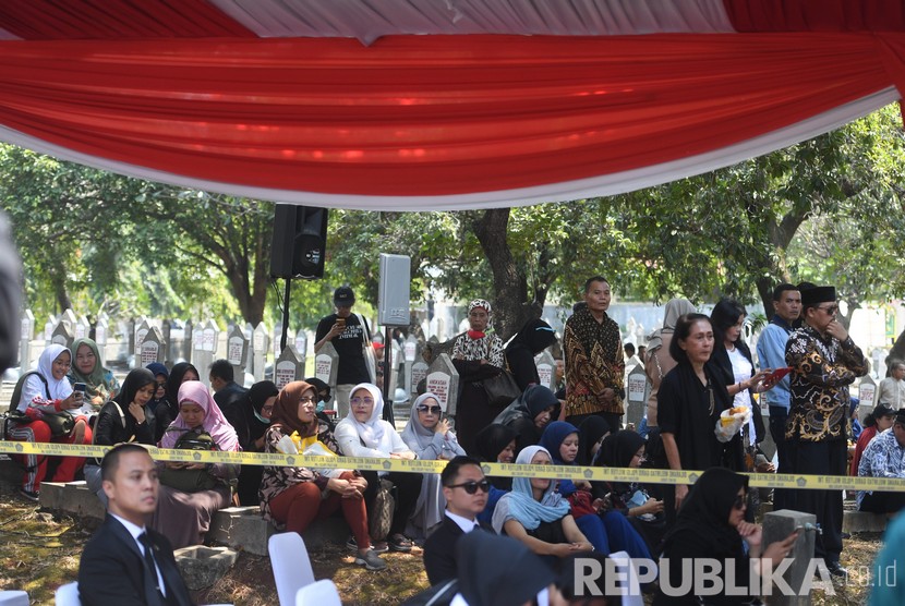 Sejumlah kerabat warga berada di Taman Makam Pahlawan Nasional Utama Kalibata untuk menghadiri pemakaman almarhum Presiden ke-3 Republik Indonesia BJ Habibie di Jakarta, Kamis (12/9/2019). 