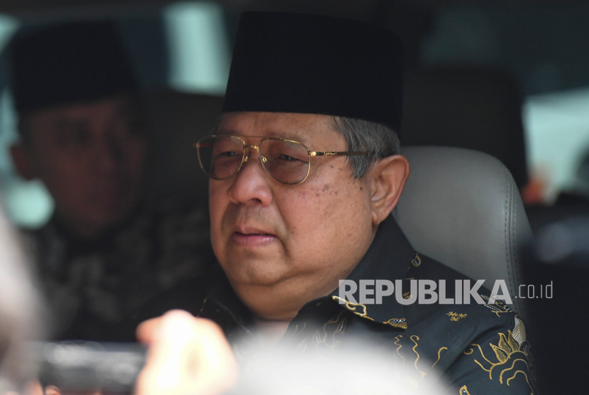Presiden ke-6 Republik Indonesia Susilo Bambang Yudhoyono (kanan) tiba di rumah duka almarhum Presiden ke-3 Republik Indonesia BJ Habibie untuk melayat di kawasan Patra Kuningan, Jakarta, Kamis (12/9/2019). 