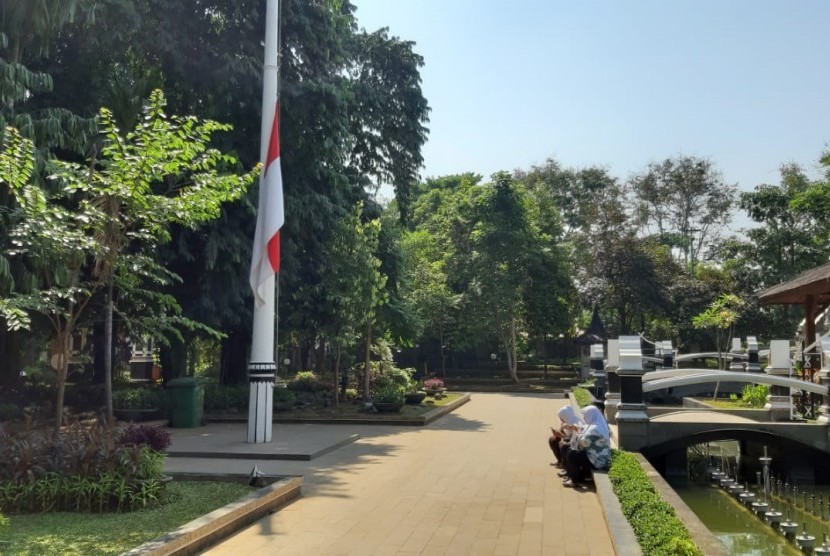 Bendera setengah tiang di Pendopo Pemkab Purwakarta, Kamis (12/9)