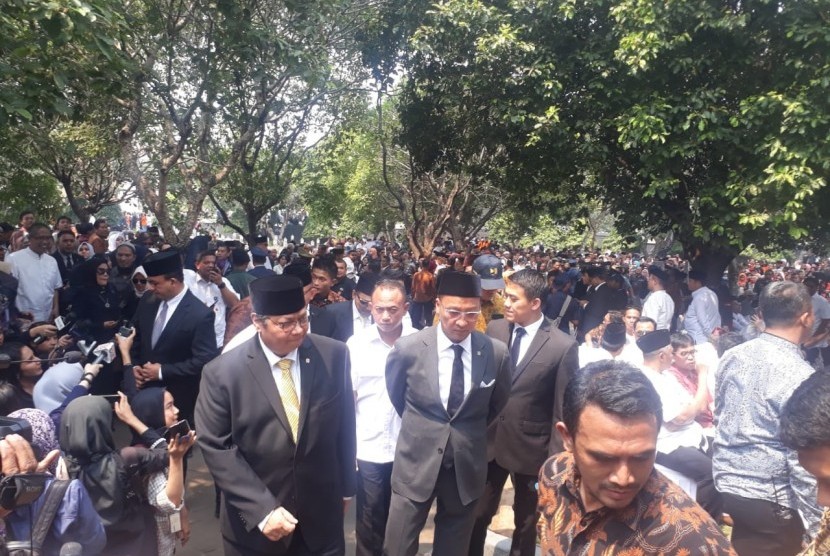 Sejumlah pejabat mulai menteri kabinet Indonesia Kerja, kepala daerah hingga duta besar negara sahabat menghadiri pemakaman Presiden ke-3 Republik Indonesia, Bacharuddin Jusuf Habibie (B.J. Habibie), Kamis (12/9).