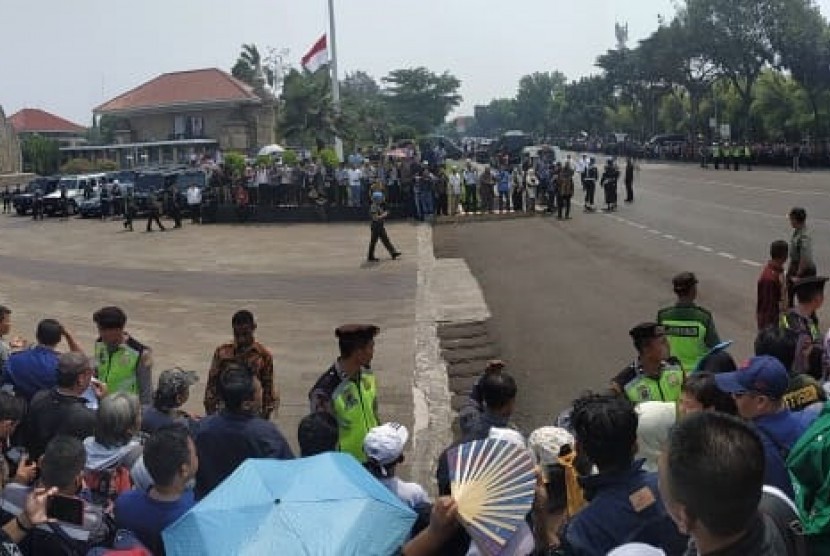 Suasana menjelang kedatangan mobil jenazah mendiang BJ Habibie di TMP Kalibata, Jakarta, 12/9.