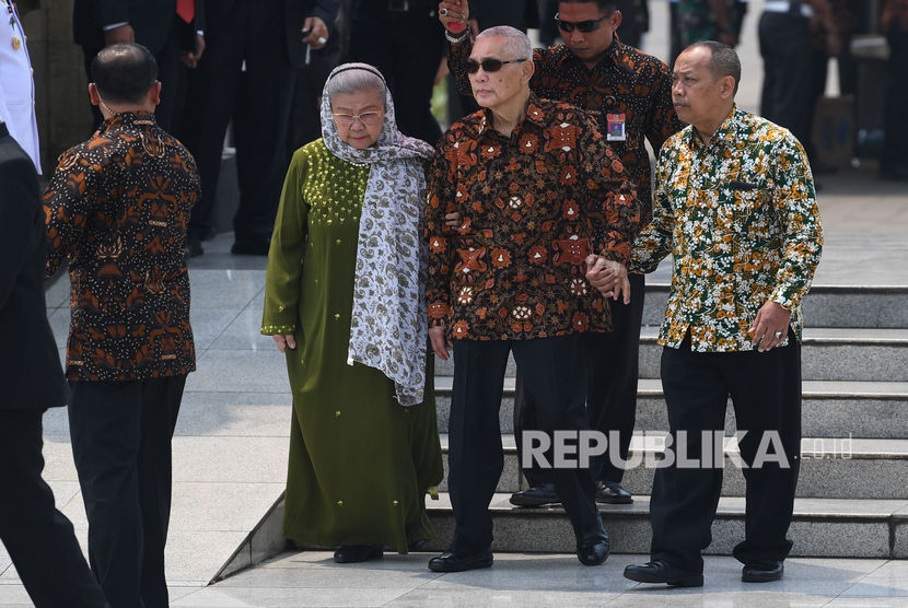Wakil Presiden ke-6 Republik Indonesia Try Sutrisno (kedua kanan) menghadiri pemakaman almarhum Presiden ke-3 Republik Indonesia BJ Habibie di Taman Makam Pahlawan Nasional Utama (TMP) Kalibata, Jakarta, Kamis (12/9/2019).