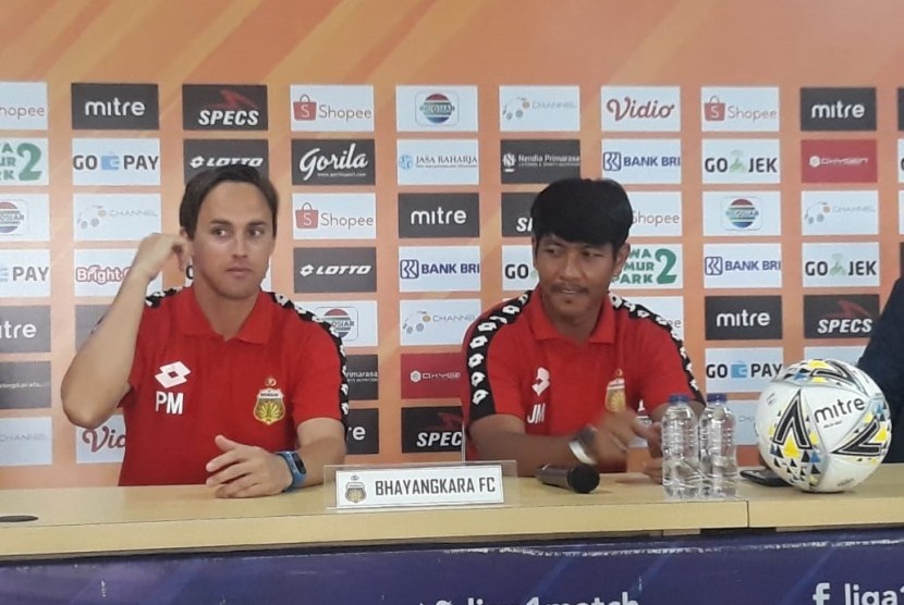 (Kiri-kanan) Pelatih Bhayangkara FC, Paul Munster dan Penyerang Bhayangkara FC, Jajang Mulyana dalam konferensi pers jelang laga melawan Bali United di Stadion Patriot Chandrabhaga, Bekasi, Kamis (12/9).