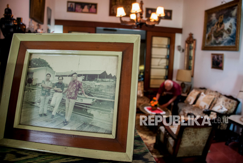 Asisten rumah tangga merapikan perabotan dan foto almarhum Presiden ke-3 Republik Indonesia BJ Habibie di rumah milik ibunda RA Habibie di Bandung, Jawa Barat, Kamis (12/9/2019). 