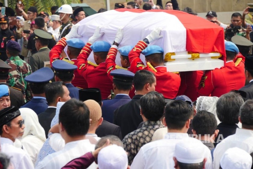 Masyarakat di TMP Kalibata Jakarta menyambut kedatangan jenazah Presiden Ketiga Republik Indonesia BJ Habibie, Kamis (12/9).