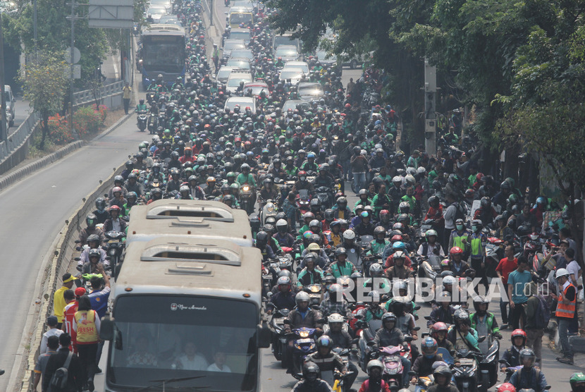 Antrean Pengendara mengular berbaur dengan iring-iringan pengatar jenazah Presiden RI ke-3 Bacharuddin Jusuf Habibie menuju TMP Kalibata, saat melintas diruas jalan Gatot Subroto,Jakarta, Kamis (12/9/2019).