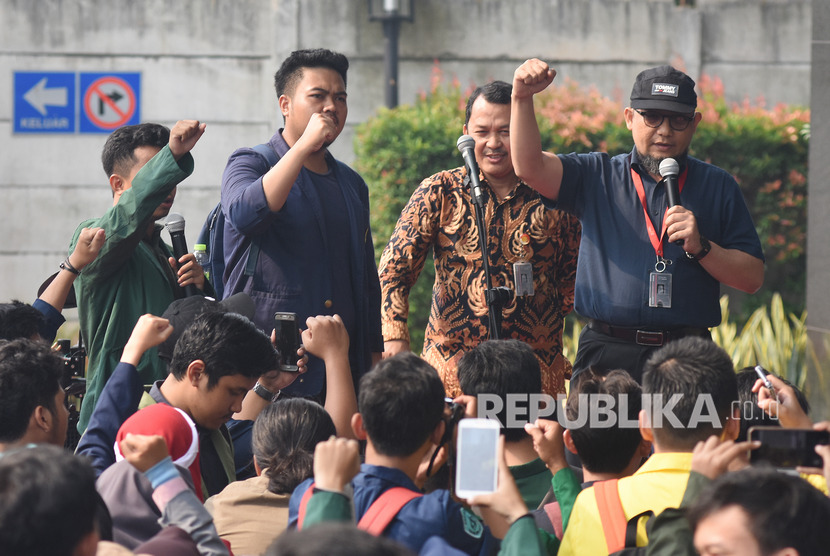 Penyidik KPK Novel Baswedan (kanan) berorasi bersama mahasiswa lintas universitas saat menggelar aksi mendukung KPK di pelataran Gedung Merah Putih KPK, Jakarta, Kamis (12/9/2019).