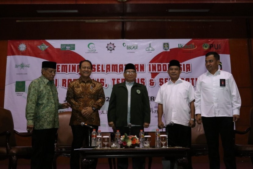 KH Said Aqil Siroj (kiri) berfoto bersama dengan pembicara lain dalam semimar bertajuk 'Selamatkan Indonesia dari Radikalis, Teroris, dan Separatis' di Hotel Bidakara, Jakarta Selatan, Kamis (12/9)