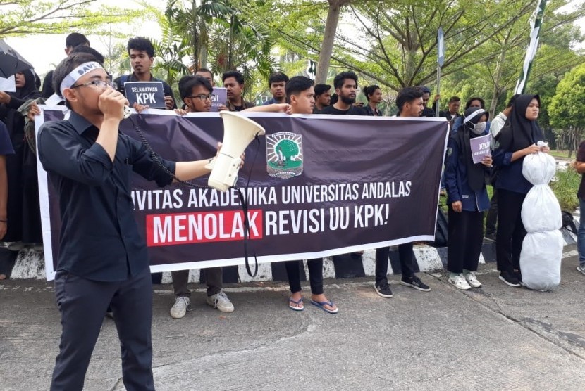 Civitas akademika Universitas Andalas, Padang melakukan aksi menolak revisi Undang Undang KPK di depan Kampus Unand, Jumat (13/9).