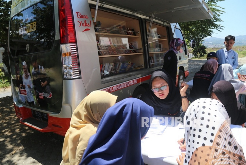 Mobil Kamis Membaca (KaCa) Universitas Muhammadiyah Malang (UMM) dan  mahasiswa Praktikum II Prodi Kesejahteraan Sosial mengunjungi MTsN Sunan  Bonang di Desa Ngabab, Pujon, Kabupaten Malang.