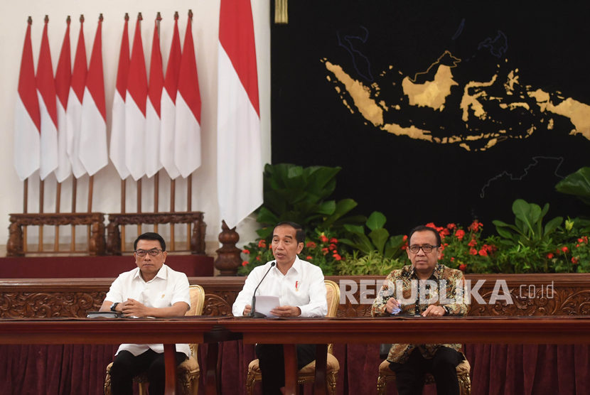 Presiden Joko Widodo (tengah) didampingi Kepala Staf Kepresiden Moeldoko (kiri) dan Mensesneg Pratikno (kanan) menyampaikan keterangan terkait revisi UU KPK di Istana Negara, Jakarta, Jumat (13/9/2019).
