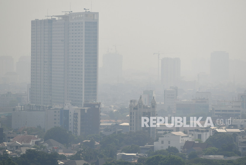Kabut polusi udara menyelimuti kawasan Jakarta, Jumat (13/9/2019).