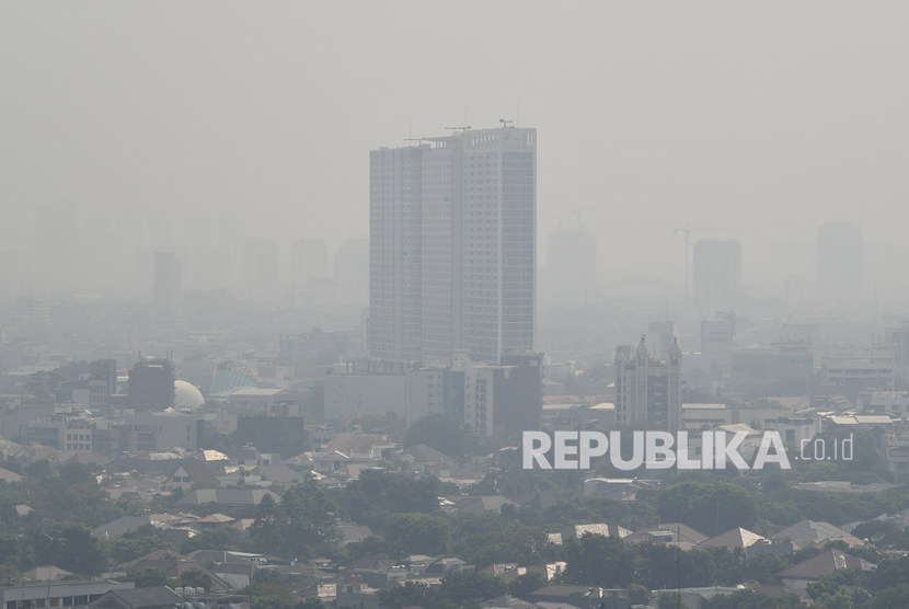 Kabut polusi udara menyelimuti kawasan Jakarta, Jumat (13/9/2019). 