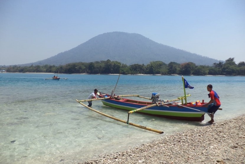 Nelayan di Pulau Sebesi, Lampung. Lokasi Pulau Sebesi yang berjarak 19 km dari Gunung Anak Krakatau membuat warganya siaga pascakenaikan status gunung yang erupsi sejak beberapa hari lalu.
