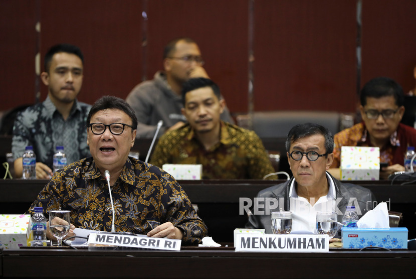 Menteri Dalam Negeri Tjahjo Kumolo (kiri depan) bersama Menteri Hukum dan HAM Yasonna H Laoly (kanan depan) memberikan tanggapan saat mengikuti rapat kerja bersama Badan Legislasi DPR di komplek parlemen, Senayan, Jakarta, Kamis (12/9/2019).