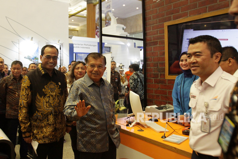 Wapres Jusuf Kalla (tengah) didampingi Menteri Perhubungan Budi Karya Sumadi (kiri) meninjau salah satu stan saat pembukaan pameran Indo Trans Expo 2019 di JCC, Jakarta, Jumat (13/9/2019). 