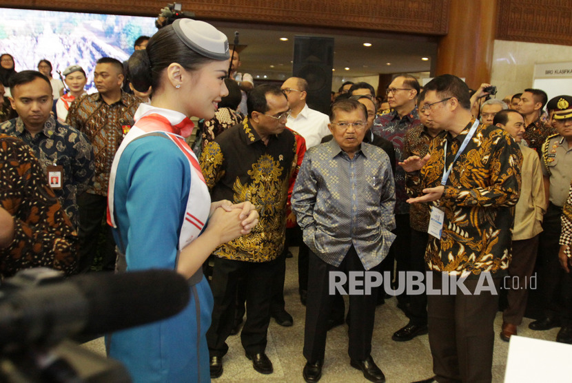 Wapres Jusuf Kalla (tengah) didampingi Menteri Perhubungan Budi Karya Sumadi (ketiga kanan) melninjau salah satu stan saat pembukaan pameran Indo Trans Expo 2019 di JCC, Jakarta, Jumat (13/9/2019).