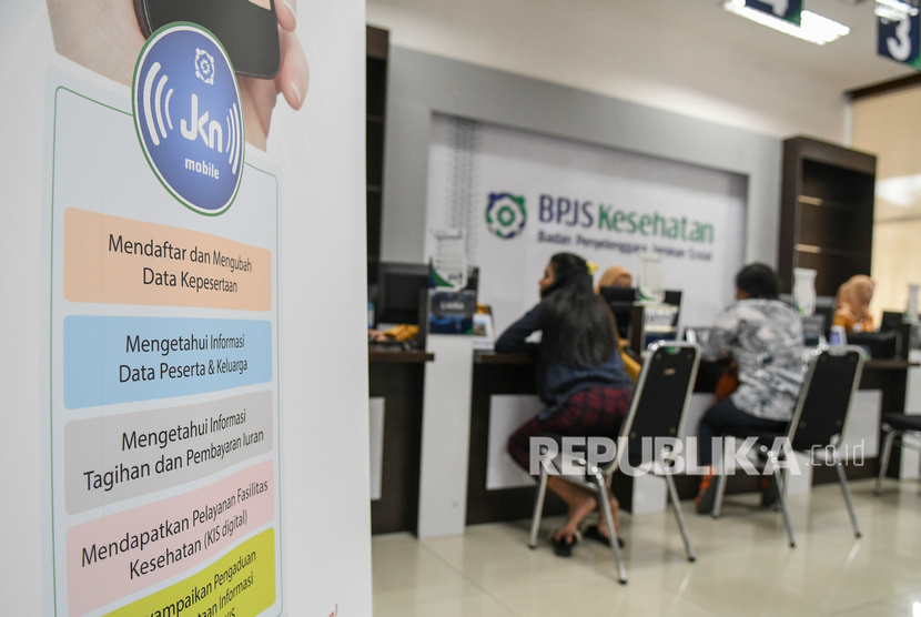 Warga melakukan pendaftaran BPJS Kesehatan di kantor Pelayanan BPJS Kesehatan Jakarta Selatan, Jumat (13/9/2019).