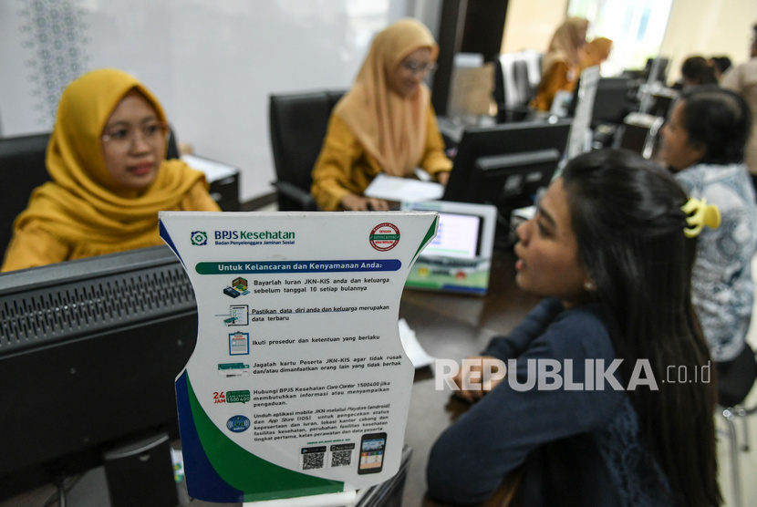 Petugas BPJS Kesehatan melayani warga di kantor Pelayanan BPJS Kesehatan Jakarta Selatan, Jumat (13/9/2019).