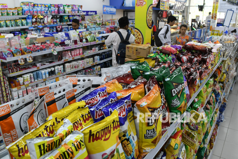 Warga berbelanja di toko retail di Jakarta (ilustrasi). Pembatasan sosial dan kekhawatiran konsumen atas penyebaran Covid-19 telah menekan usaha ritel dan jasa makanan dan minuman. 