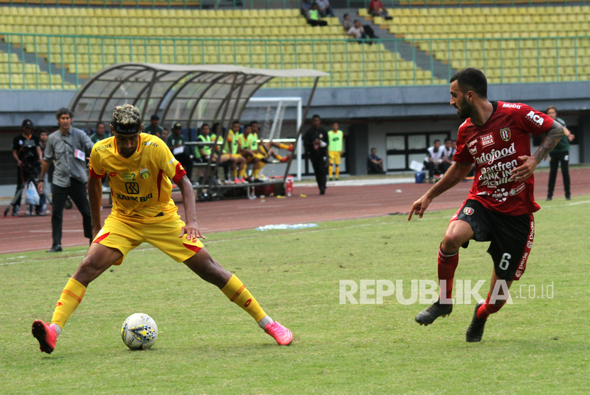 Pemain Bali United Brwa Hekmat Nouri (kanan) berusaha membayangi pemain Bhayangkara FC Bruno De Oliveira Matos (kiri) pada pertandingan Liga 1, di Stadion Patriot Candrabhaga, Bekasi, Jawa Barat, Jumat (13/9/2019).