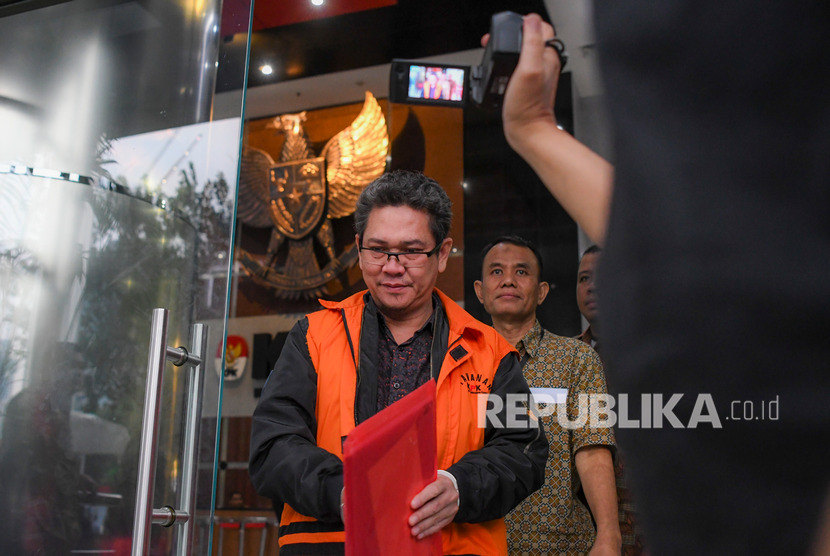Kepala Kantor Imigrasi Kelas I Mataram Kurniadie (depan) bergegas meninggalkan gedung KPK setelah menjalani pemeriksaan di Jakarta, Jumat (13/9/2019).