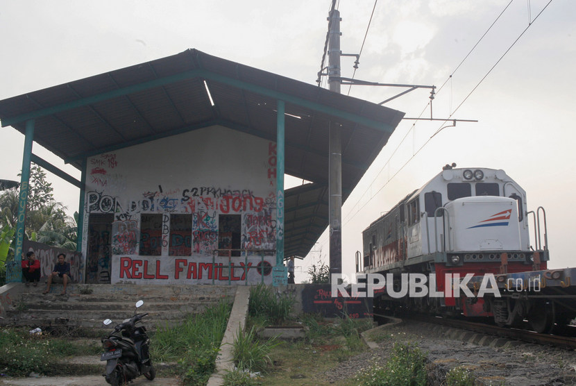Kereta barang melintas di samping Stasiun Pondok Rajeg yang sudah tidak aktif di Cibinong, Bogor, Jawa Barat, Jumat (13/9/2019).