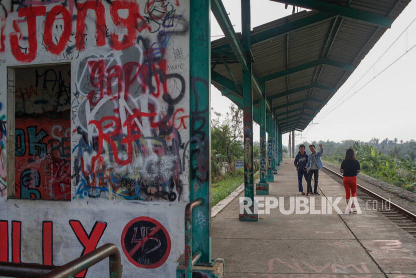 Suasana stasiun Pondok Rajeg yang sudah tidak aktif di Cibinong, Bogor, Jawa Barat, Jumat (13/9/2019).