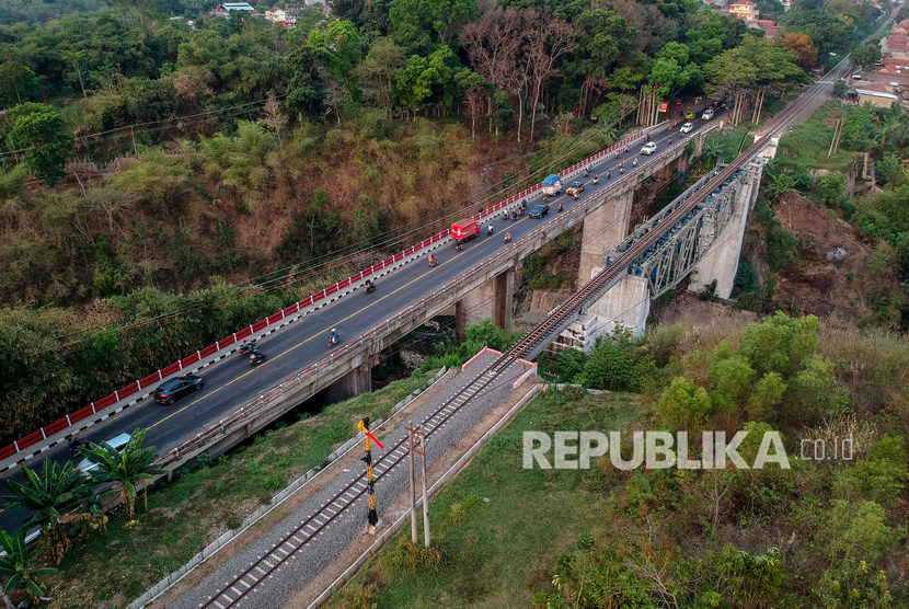 Foto udara jalur kereta api yang telah selesai dikerjakan pada proyek reaktivasi jalur kereta Padalarang-Cianjur di Ciranjang, Kabupaten Cianjur, Jawa Barat.