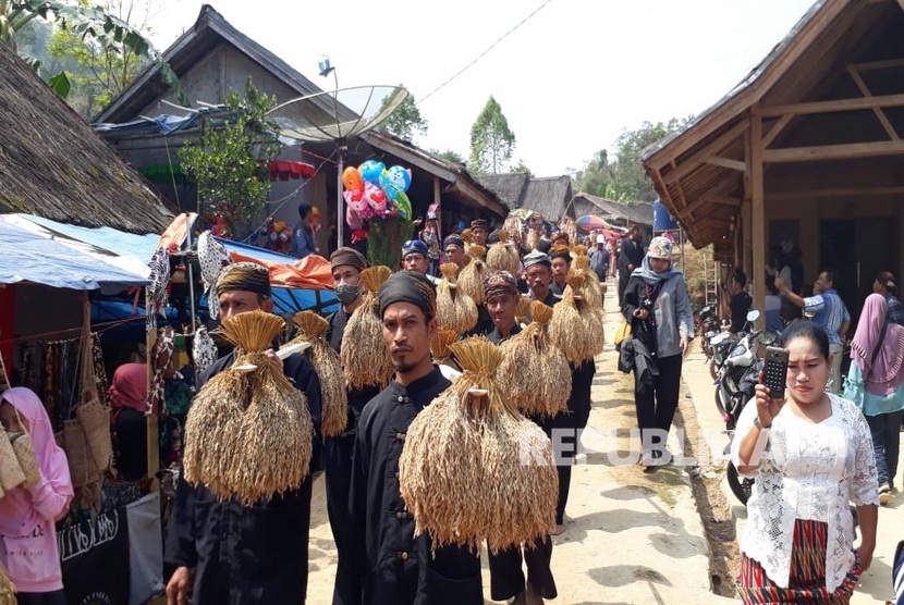 Upacara adat seren taun di Kasepuhan Adat Cipta Mulya Desa Sirnaresmi, Kecamatan Cisolok, Kabupaten Sukabumi, Ahad (15/9).