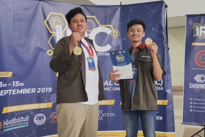 Abizard Rahadiyan Wahyudi dan Ammarsatya dari MAN 1 Yogyakarta  yang berhasil meraih medali emas di International Robotic Competition yang  digelar International Islamic University Malaysia (IIUM). 